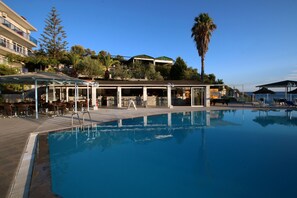 حمّام سباحة خارجي، مظلات على حمّام السباحة، مقاعد للتشمس