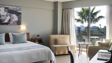 Chambre Double, balcon, vue mer | Coffres-forts dans les chambres, bureau, chambres insonorisées