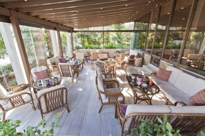 Outdoor dining - Hotel Golden Sun (Pylos-Nestoras)