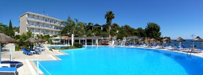 Outdoor pool, pool umbrellas, sun loungers - Hotel Golden Sun (Pylos-Nestoras)