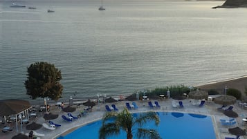 Piscine extérieure, parasols de plage, chaises longues