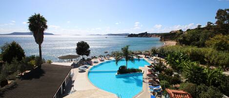 Piscine extérieure, parasols de plage, chaises longues