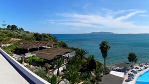 Un complexe hôtelier doté d’une piscine, d’une plage et offrant une vue sur l’océan.