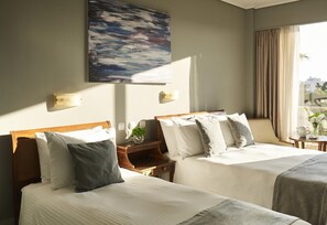 Family Room, Balcony, Partial Sea View | In-room safe, desk, soundproofing, free WiFi - Hotel Golden Sun (Pylos-Nestoras)