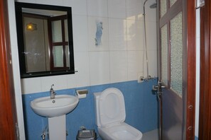 Shower, towels - Rosaline Suites Hotel (Hoima)