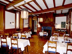 Déjeuner et dîner servis sur place