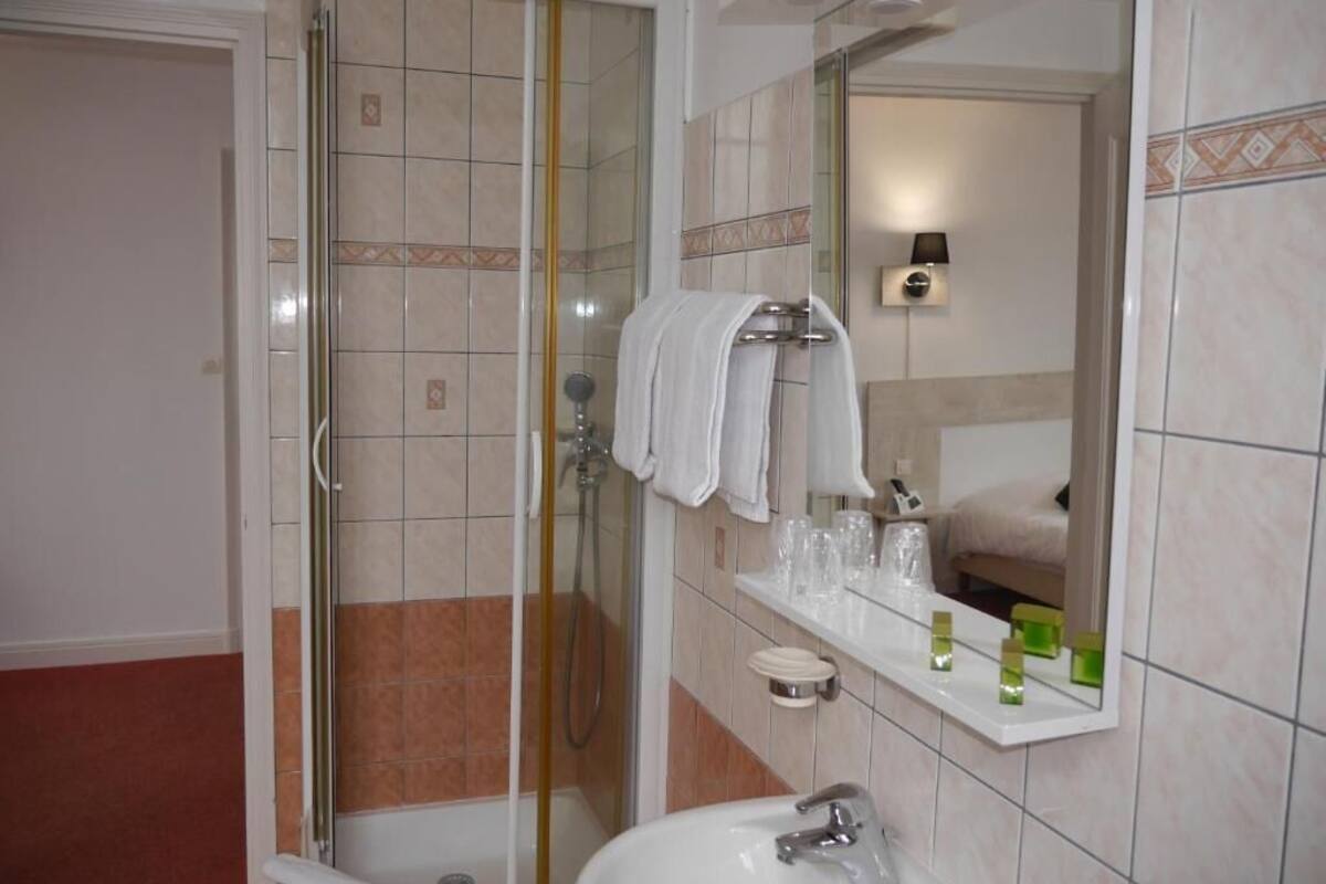 shower, free toiletries, hair dryer, towels