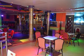 Bar (on property) - Super Paradise Hotel (Kampala)