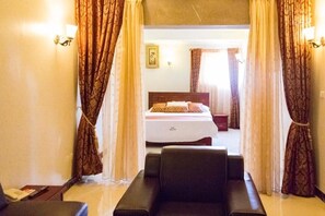 Premium Suite | Desk, soundproofing, free WiFi - Super Paradise Hotel (Kampala)