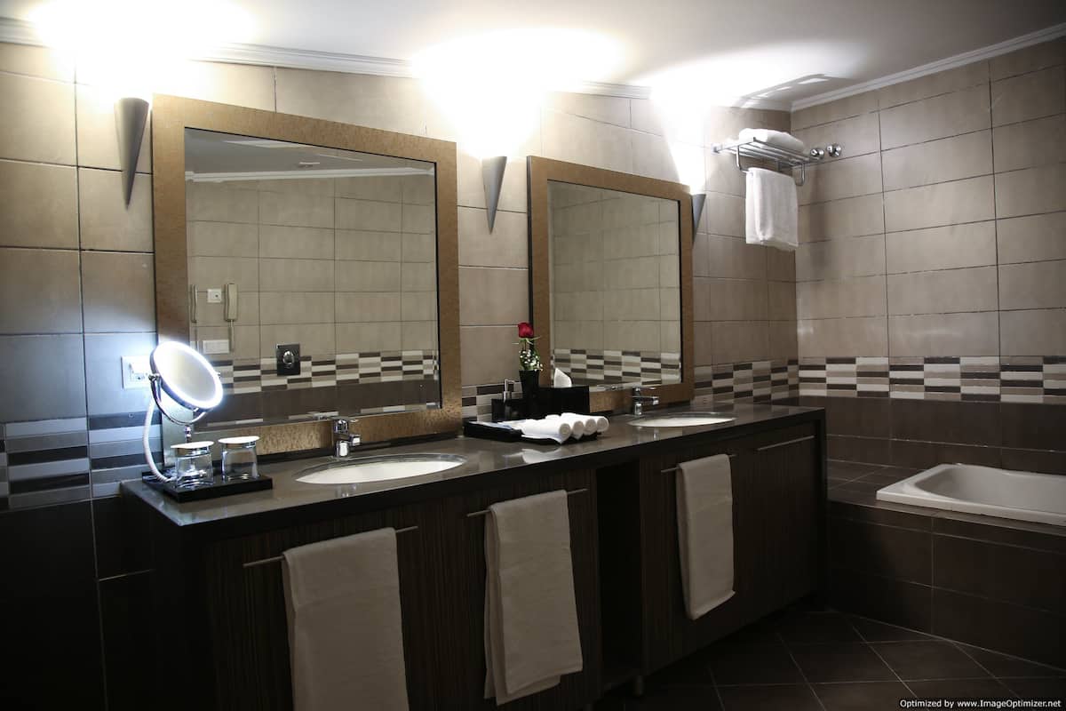 executive suite, sea view | bathroom | deep-soaking bathtub, free toiletries, hair dryer, bathrobes