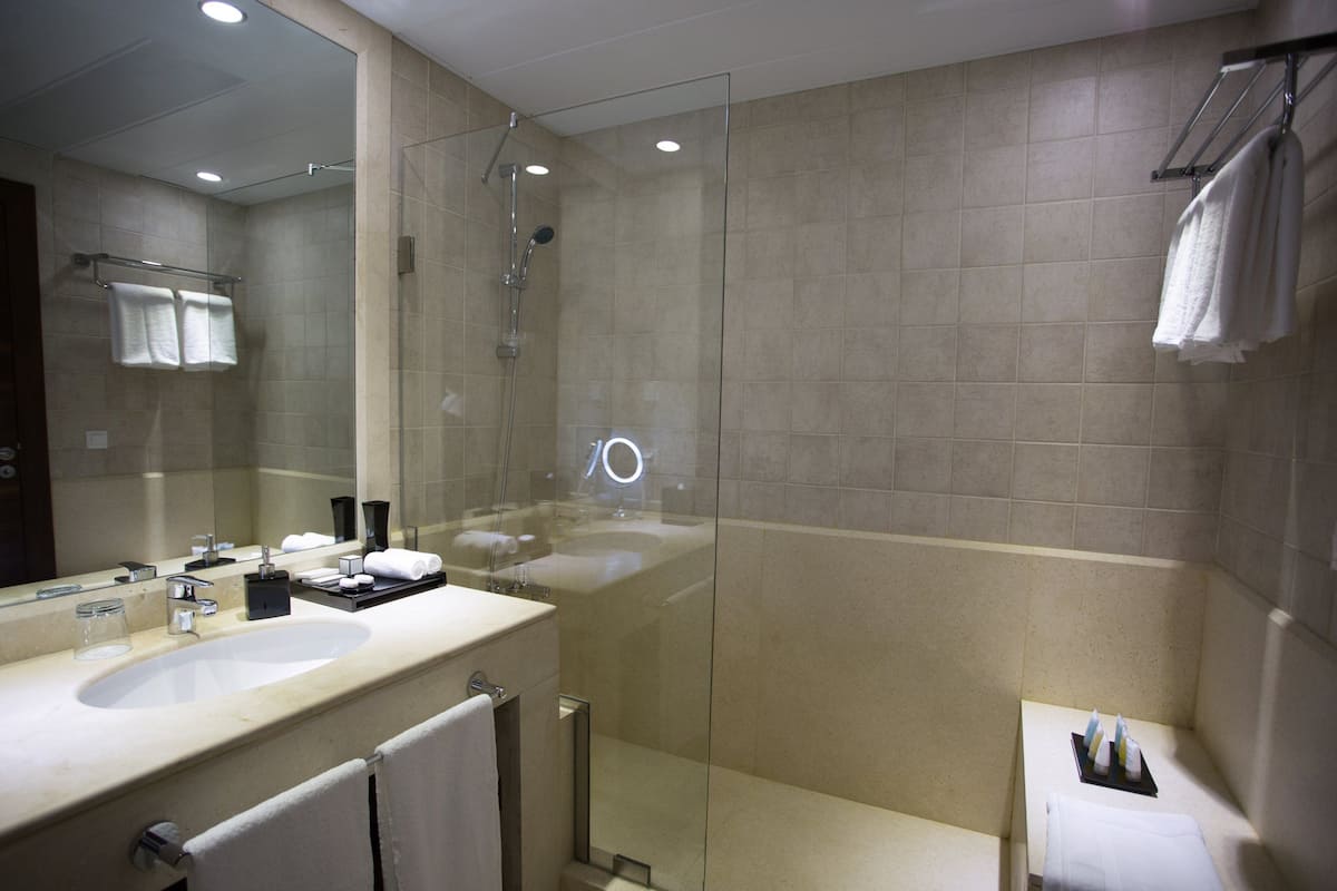 xxxgrand suite, sea viewxxx | bathroom | deep-soaking bathtub, free toiletries, hair dryer, bathrobes