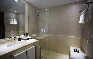 XXXGrand Suite, Sea ViewXXX | Bathroom | Deep-soaking bathtub, free toiletries, hair dryer, bathrobes - The Rooms Boutique Hotel (Jounieh)