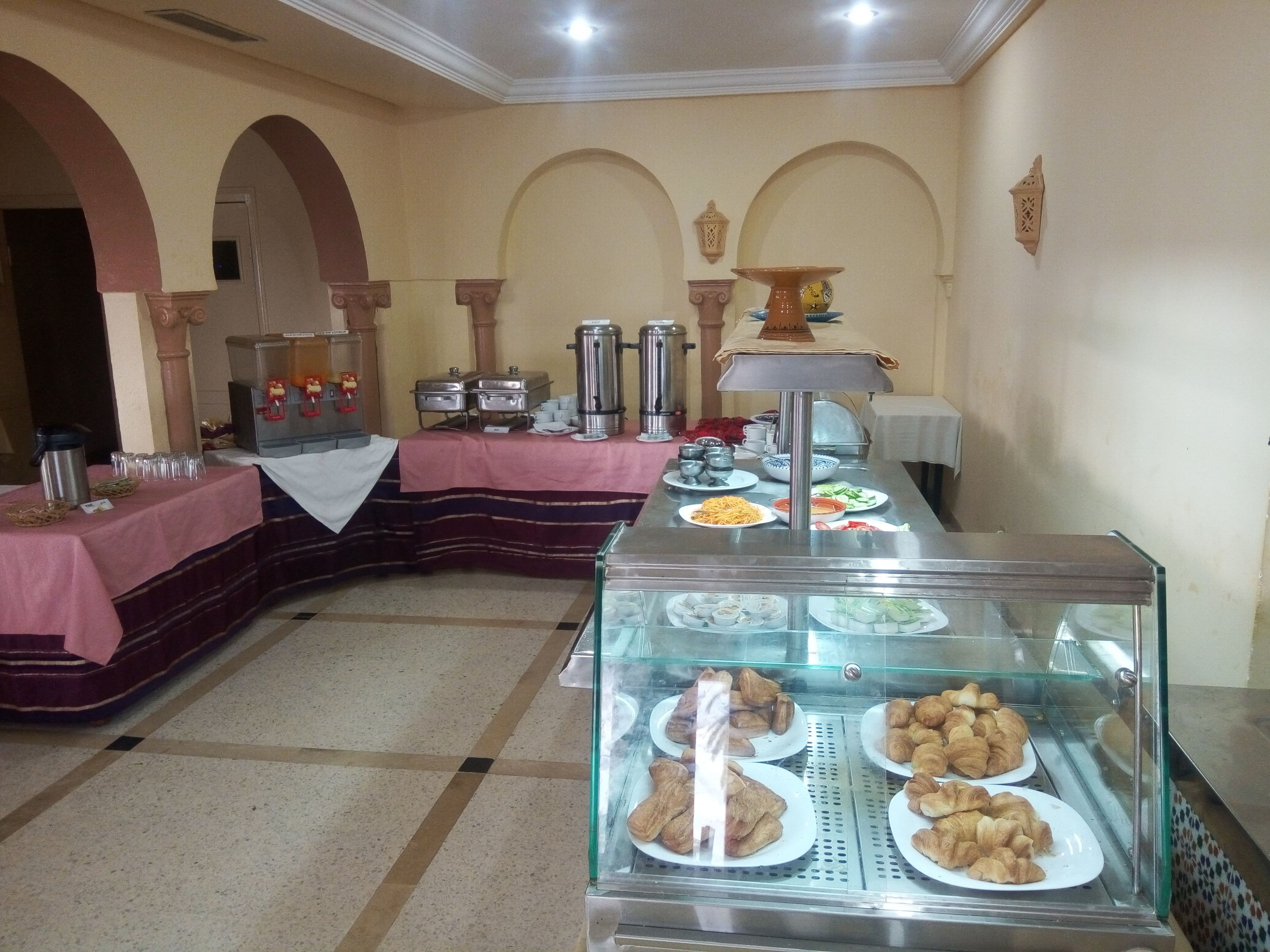 Uma mesa de buffet com diversos alimentos e utensílios para servir.