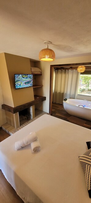 Deluxe Room | Minibar, individually decorated, blackout drapes, soundproofing - Pousada Capitão Cook (Imbituba)