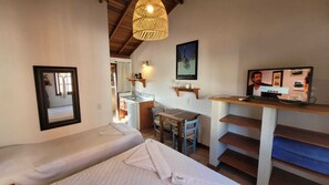 Comfort Quadruple Room | Minibar, individually decorated, blackout drapes, soundproofing - Pousada Capitão Cook (Imbituba)