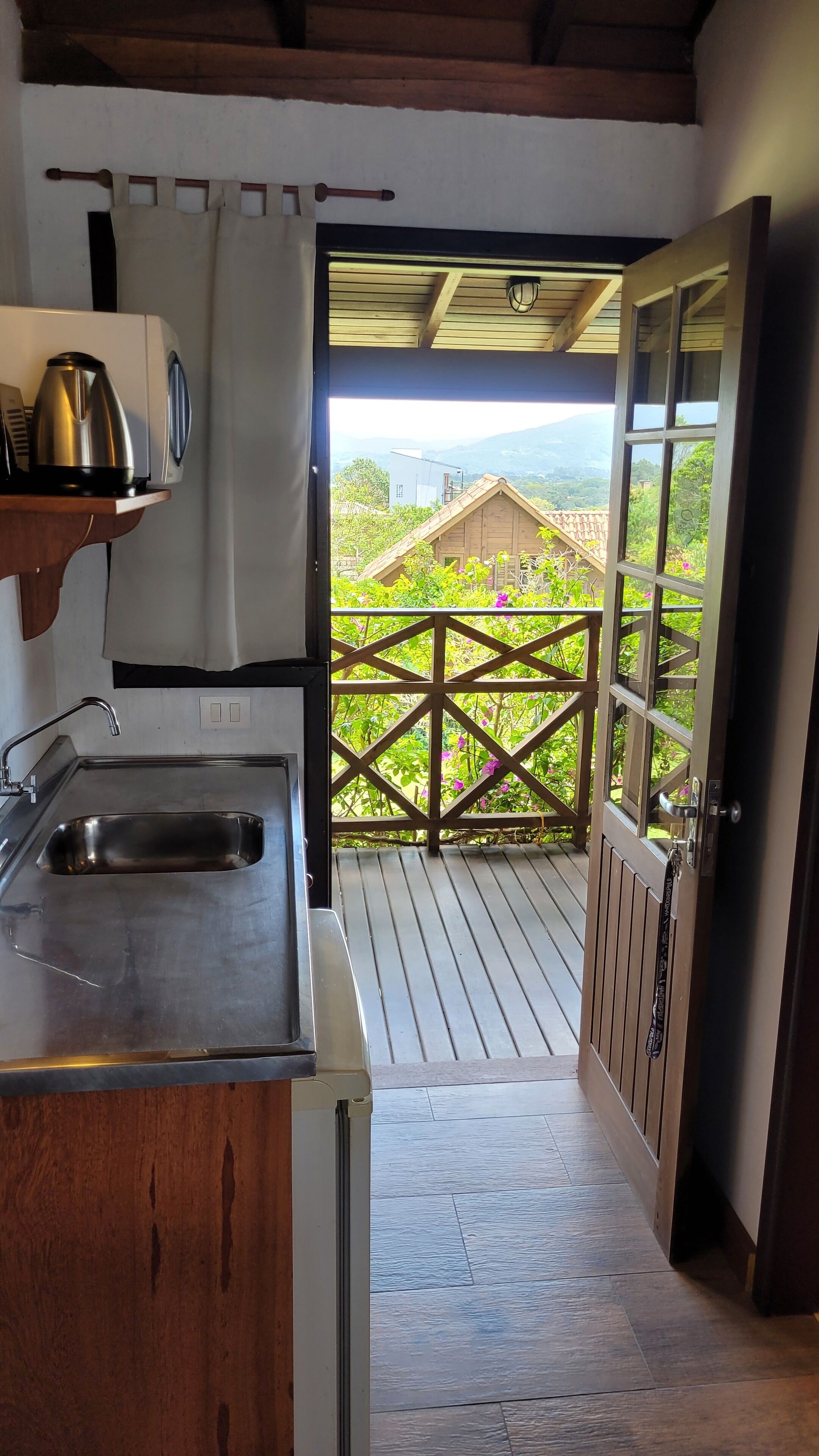 Habitación Confort | Cocina privada | Microondas, tetera eléctrica, tostadora y licuadora 