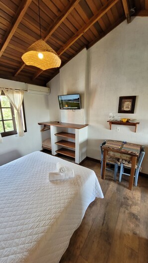 Minibar, decoración personalizada y cortinas blackout 