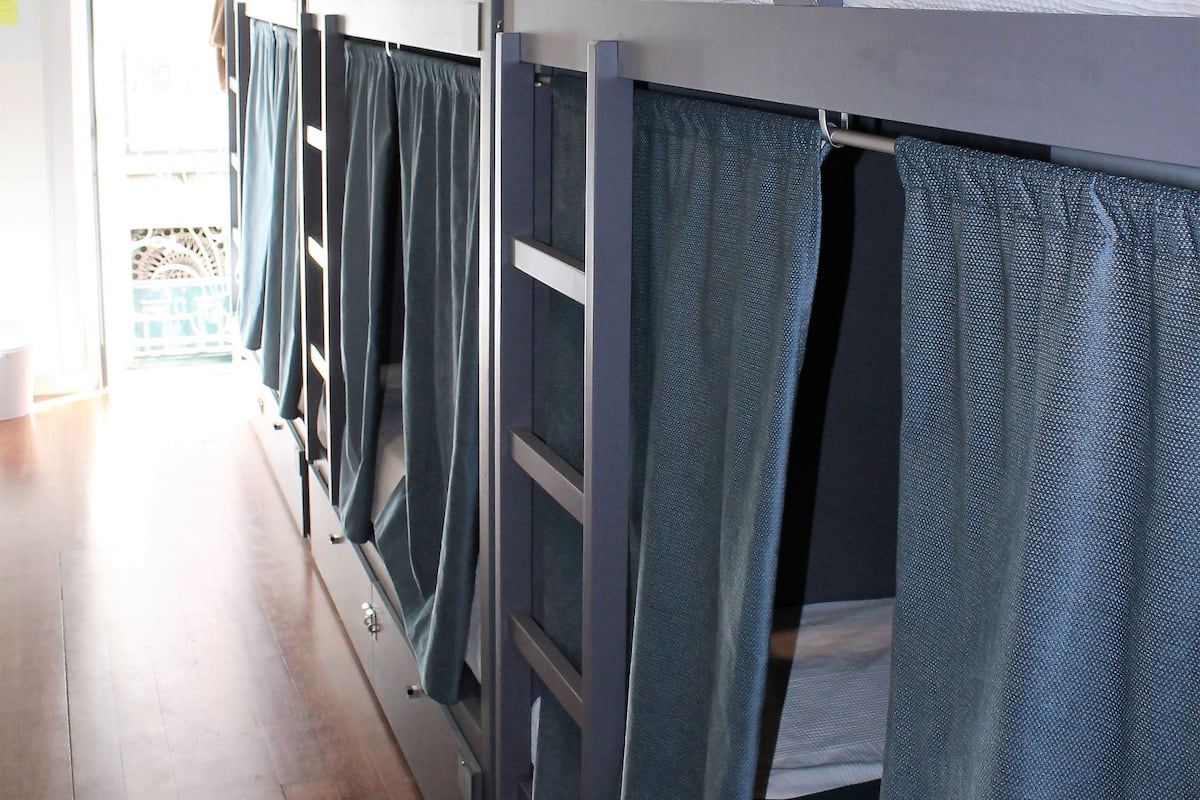 Slaapzaal, gemengde slaapzaal (3 bunk beds) | Verduisterende gordijnen, gratis wifi, beddengoed