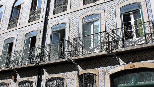 A multi-story building with arched windows and ornate metal railings. - Back To Lisbon Hostel (Lisbon)