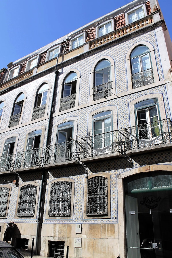Front of property - Back To Lisbon Hostel (Lisbon)
