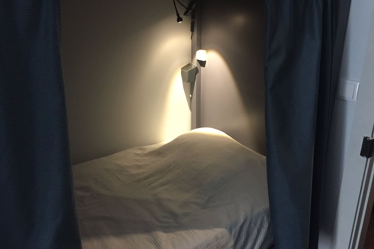 Blackout curtains, free WiFi, bed sheets