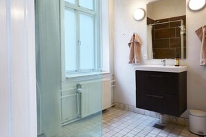 Departamento, 2 habitaciones | Baño | Regadera, amenidades de baño gratuitas, secadora de cabello, toallas 
