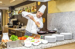 Se ofrece un desayuno bufé (12 EUR por persona)