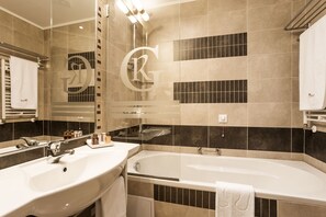 Douche, articles de toilette gratuits, sèche-cheveux, peignoirs