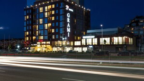 Een hotel met een opvallend 'GRAMI'-bord, meerdere verdiepingen en een moderne gevel.