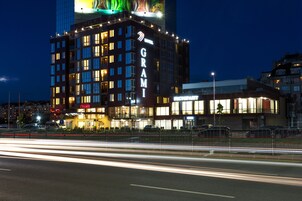 Fachada de la propiedad por la tarde o noche