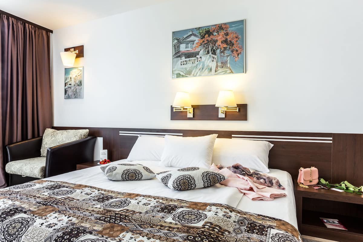 executive double room | minibar, in-room safe, desk, blackout curtains