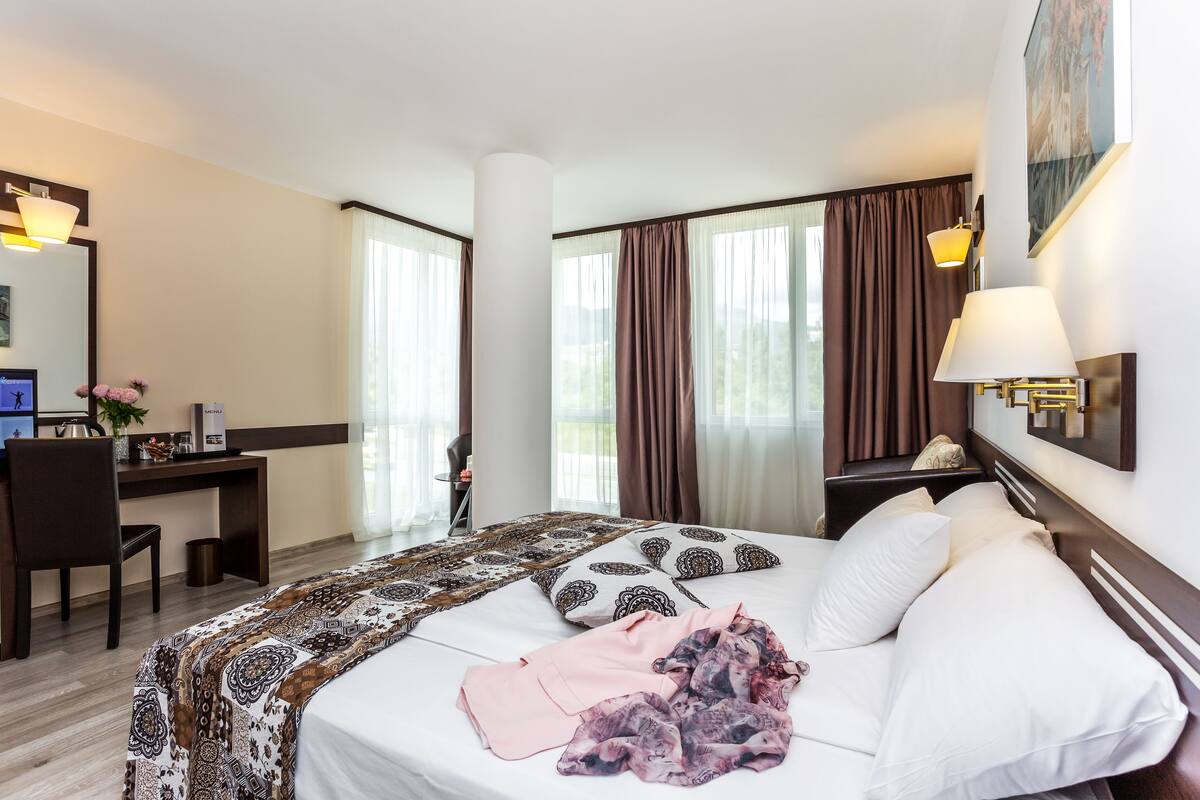 Executive Double Room | Minibar, in-room safe, desk, blackout drapes
