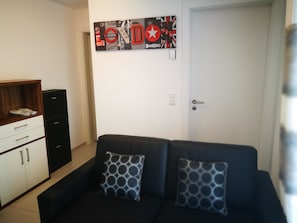 Bureau, chambres insonorisées, fer et planche à repasser