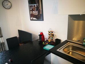 Skrivebord, lydisolering, strygejern/strygebræt