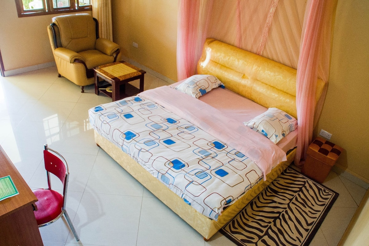 Habitación doble estándar | Escritorio y ropa de cama