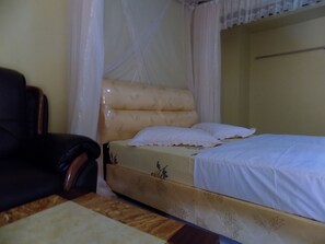 Single Room | Desk, bed sheets