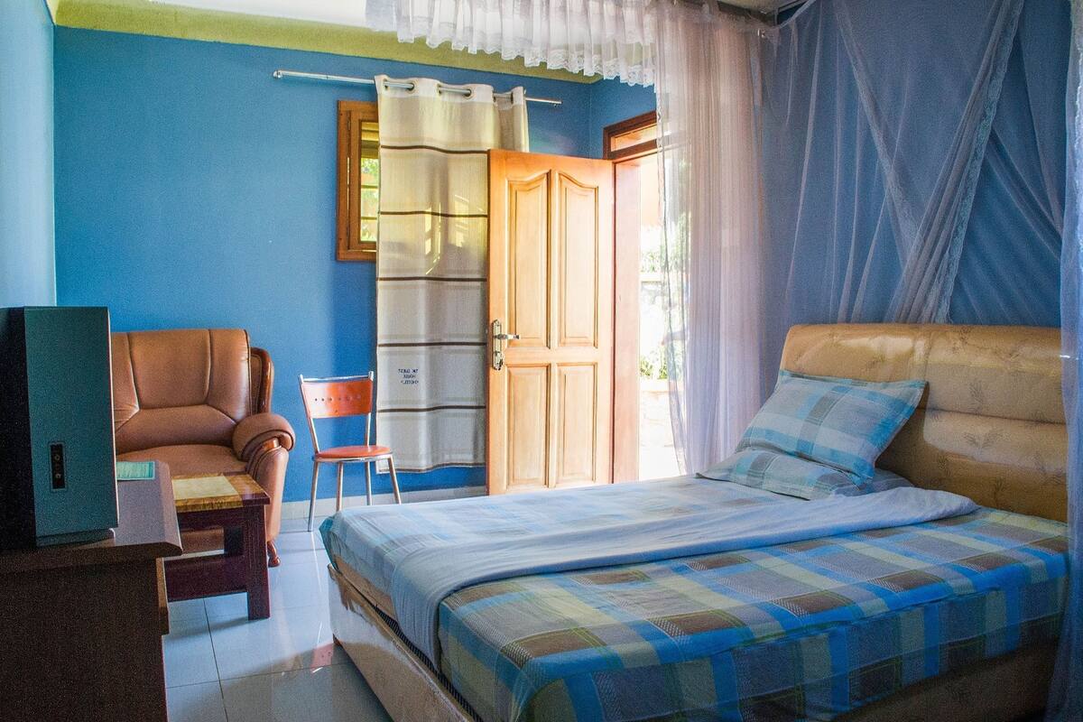 Habitación individual estándar | Escritorio y ropa de cama