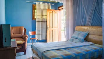 Standard Single Room | Desk, bed sheets