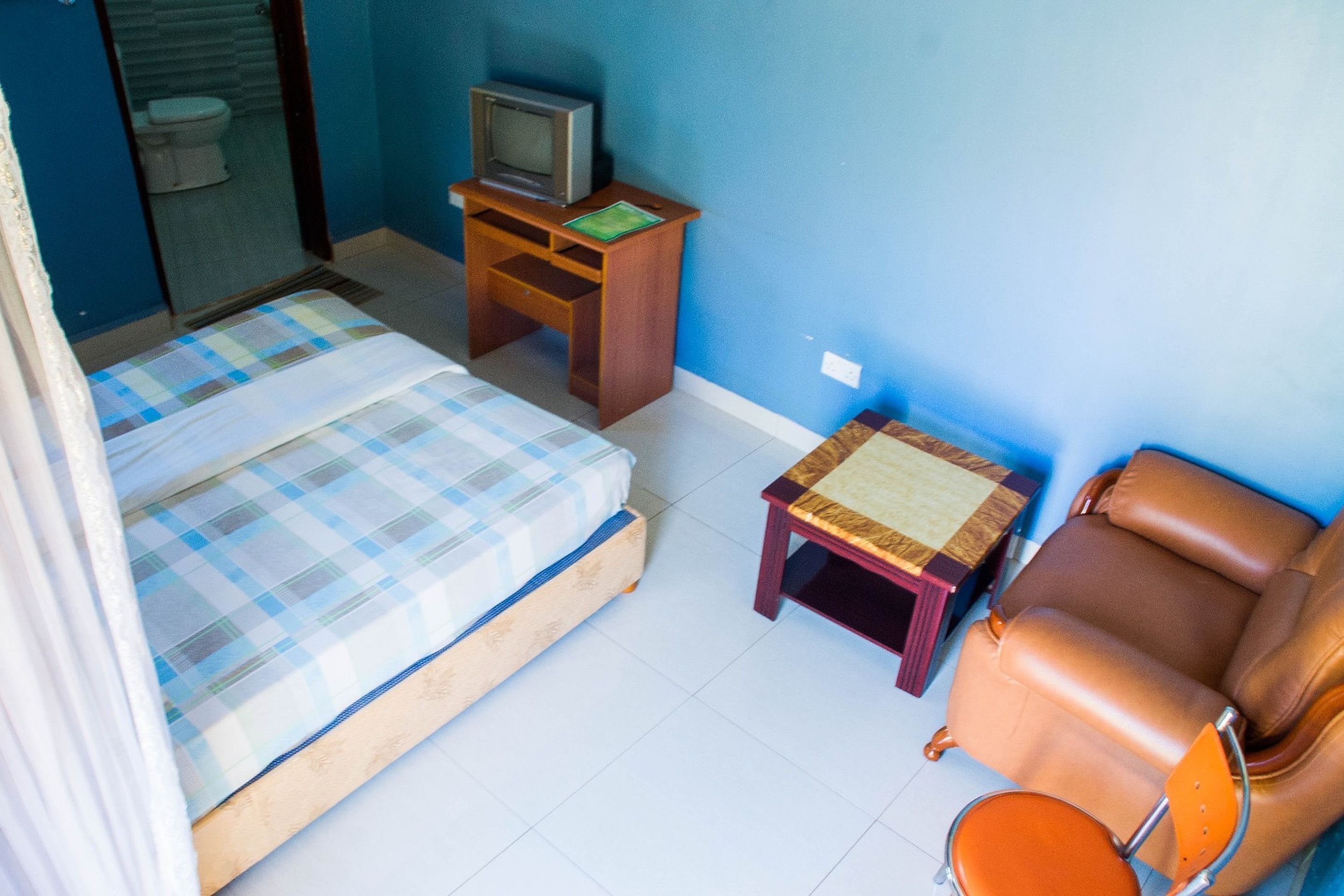 Standaard eenpersoonskamer | Een bureau, beddengoed