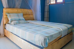 Standard Single Room | Desk, bed sheets - Tik Hotel (Hoima)
