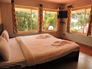 Family Room, 2 Bedrooms | Meja, seterika/papan seterika, katil lipat simpan/tambahan 