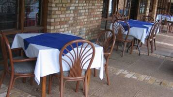 Se sirven desayunos, almuerzos, cenas y cocina local e internacional