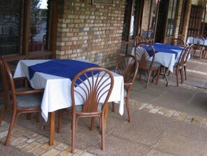 Frühstück, Mittagessen, Abendessen, lokale und internationale Küche