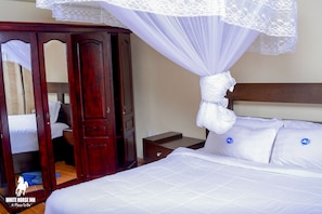 Executive Suite | Desk, free WiFi