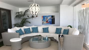 Flat-screen TV, iPod dock, MP3 dock