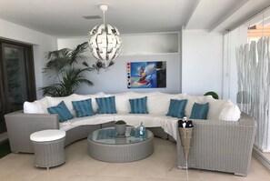 Flatscreentelevisie, een iPod-dock en een mp3-dock