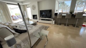 Deluxe Apartment, 2 Bedrooms, Hot Tub, Sea View | Living area