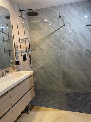 Appartement Deluxe, 2 chambres, bain à remous, vue mer | Salle de bain | Douche, sèche-cheveux, peignoirs, serviettes fournies