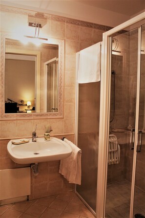 Triple Room | Bathroom | Shower, free toiletries, hair dryer, bathrobes - Faro Rosso (Gubbio)