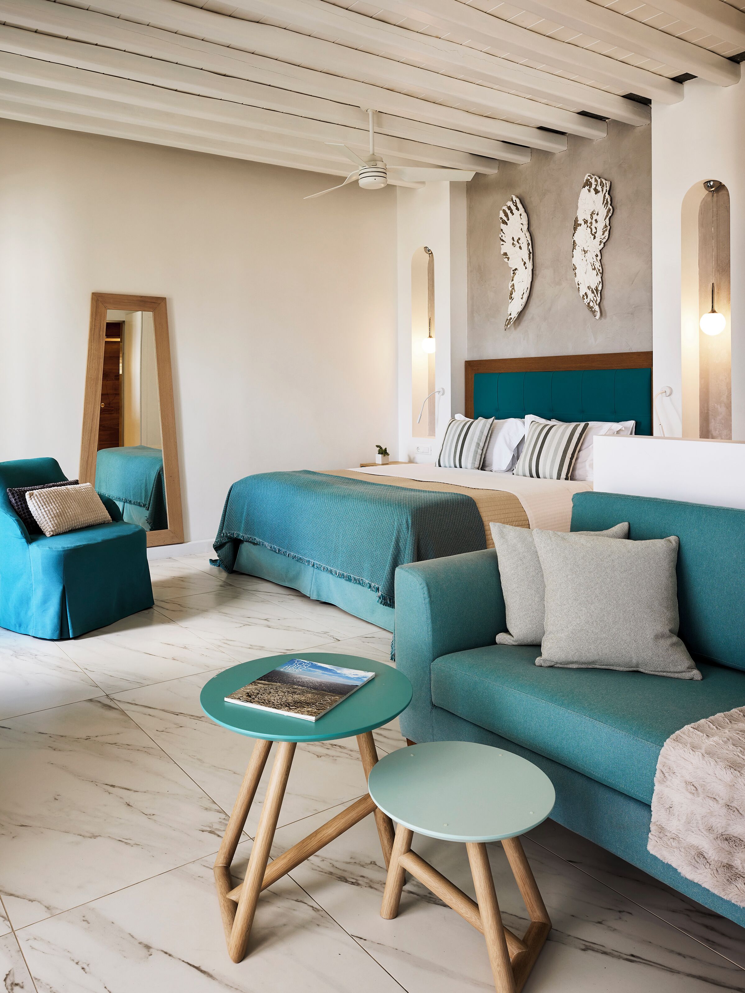 Junior Suite | Upper floor with Sea view | Camas con pillow-top, minibar y caja de seguridad en la habitación 